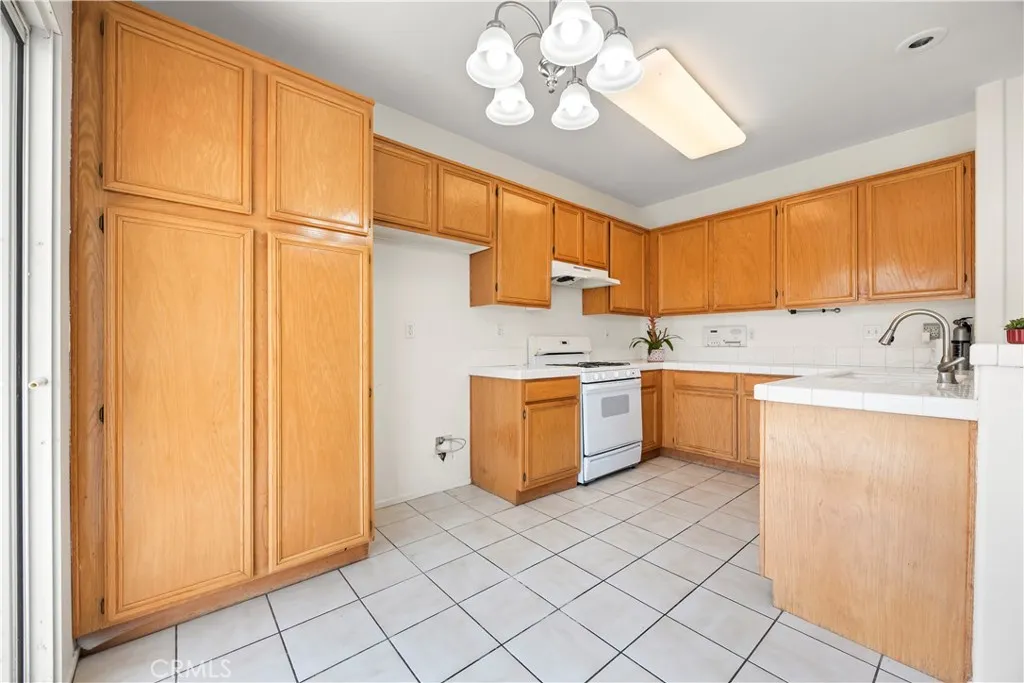 236 E Manchester Lane, San Bernardino, California 92408 home-pic-5